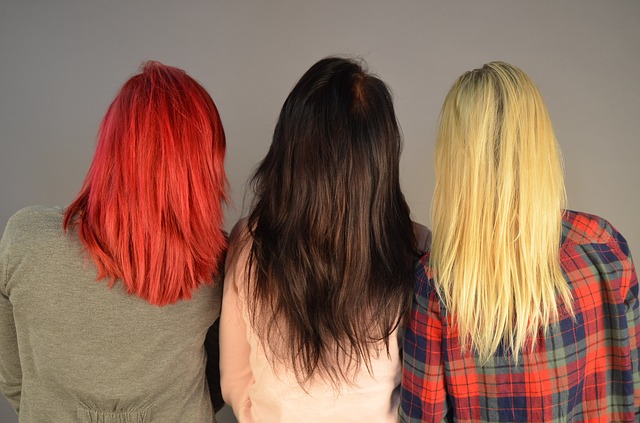 červenovláska, brunetka a blondýnka